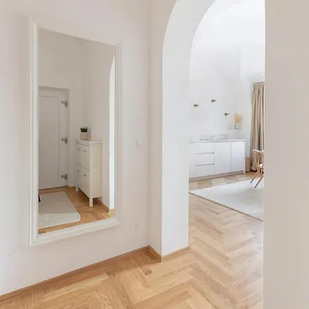 Apartment Razkosno Stanovanje Na Grajskem Gricu *